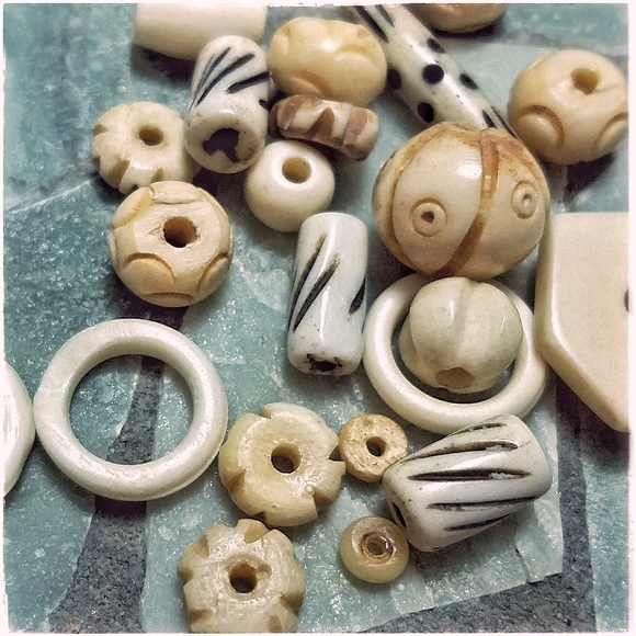 *SOLD* LOT African carved bone beads w/ box - Picture 2 of 8